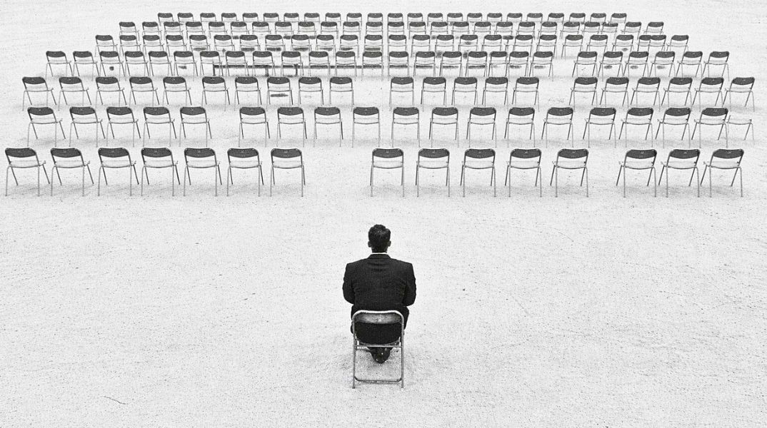 Προσωπολατρεία: Η προσωποποίηση της εξουσίας και το δημοκρατικό έλλειμμα