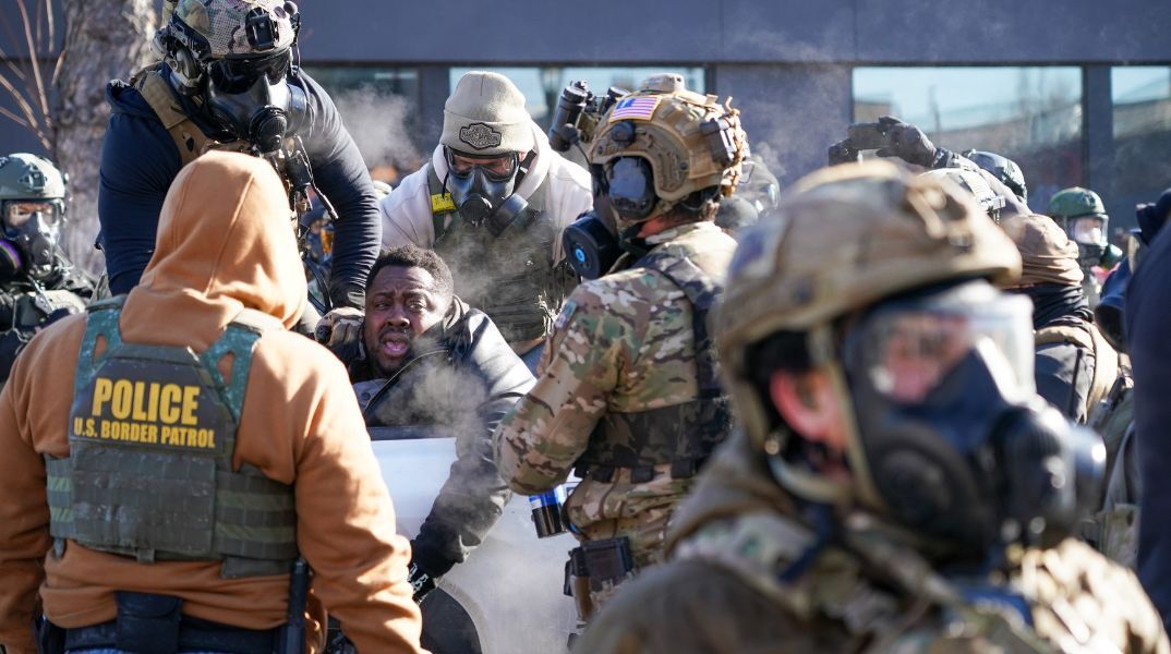 Ο Ντόναλντ Τραμπ ανακοίνωσε ότι στέλνει τον «τσάρο των συνόρων» Τομ Χόμαν στη Μινεσότα για να αναλάβει τη διαχείριση των επιχειρήσεων της ICE.