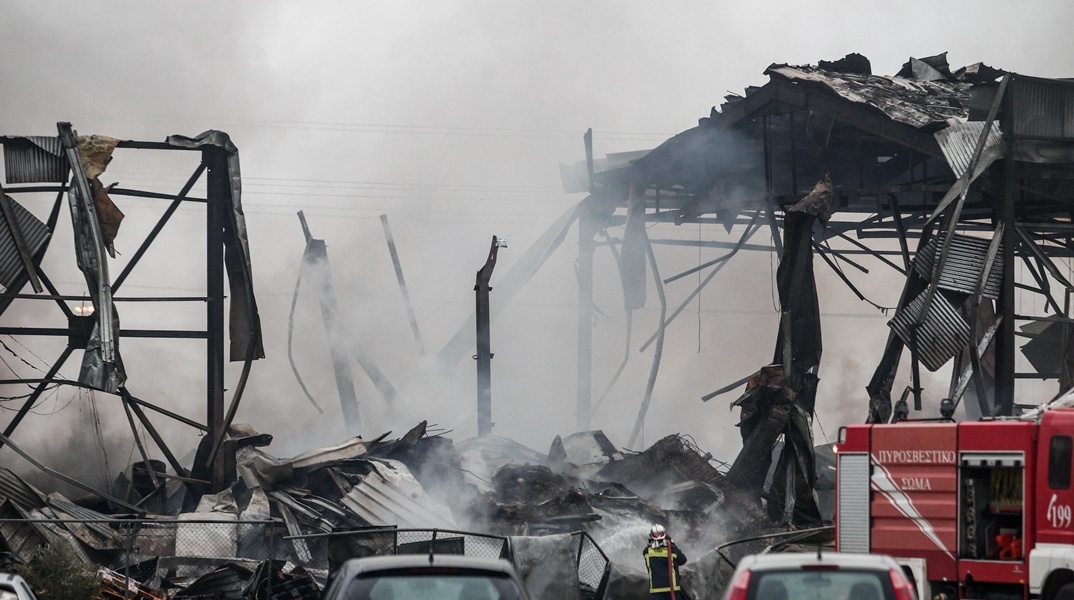 Τρίκαλα: Τέσσερις νεκρές, μία αγνοούμενη - Εικόνες απόλυτης καταστροφής στο εργοστάσιο της Βιολάντα