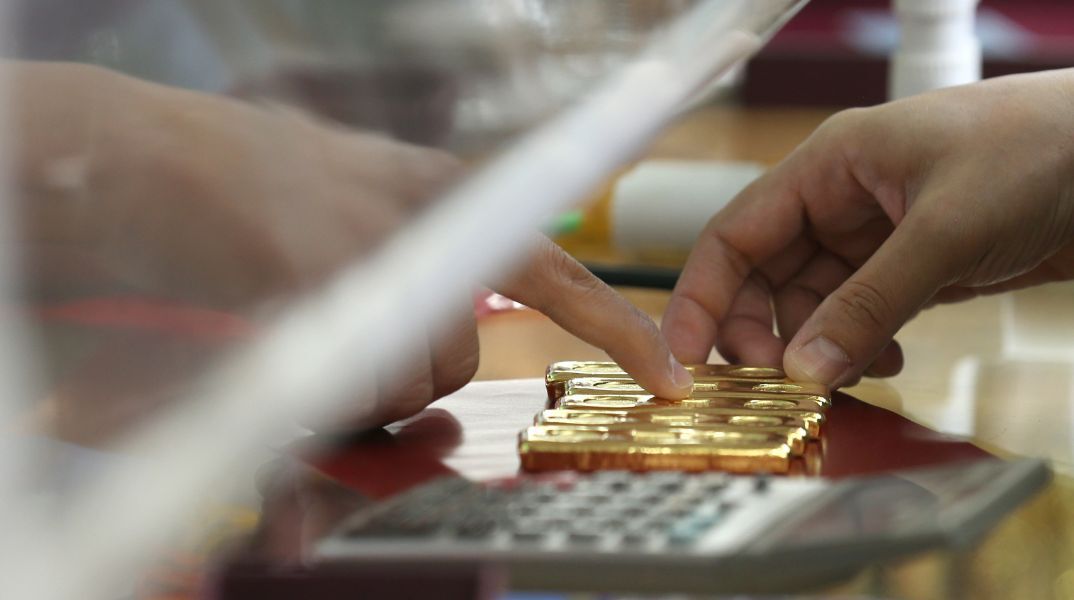 Ο χρυσός κατέγραψε ιστορικό ρεκόρ πάνω από τα 5.000 δολάρια, καθώς οι πολιτικές Τραμπ και η παγκόσμια αβεβαιότητα ενισχύουν τη ζήτηση ασφαλών επενδύσεων.