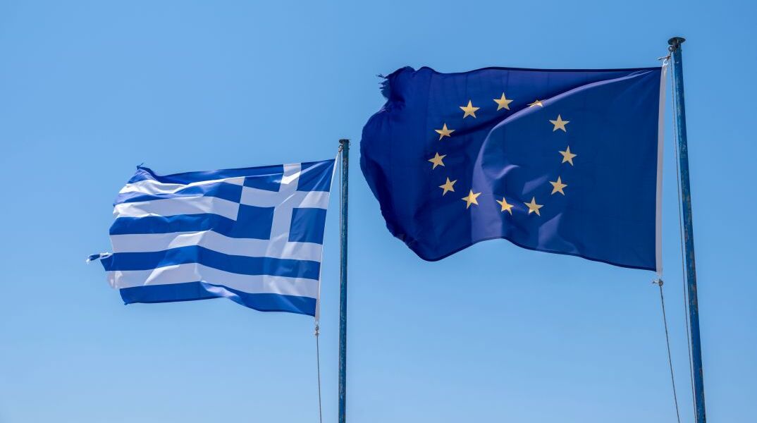 Σημαίες της Ελλάδας και της ΕΕ που κυματίζουν