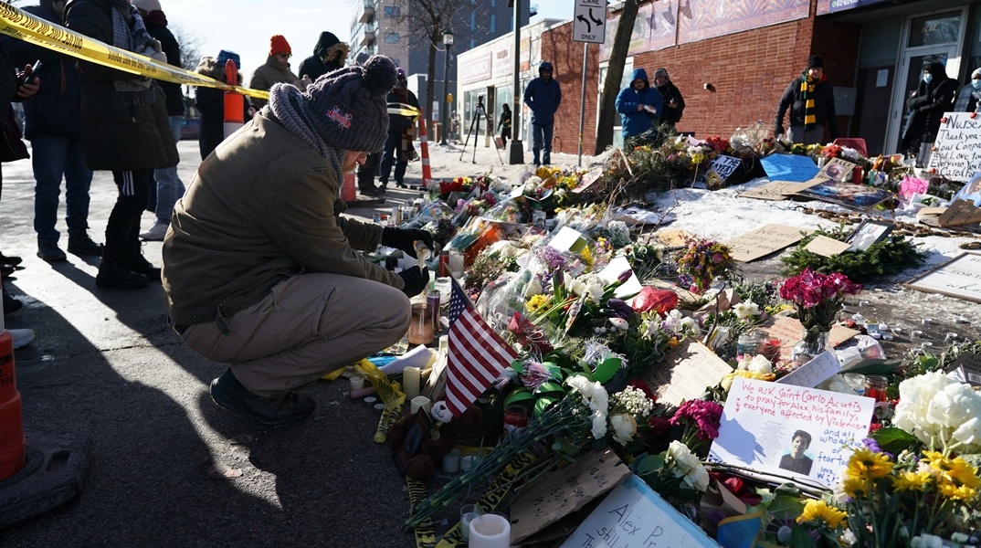 Λουλούδια στο σημείο της δολοφονίας του Άλεξ Πρέτι στη Μινεάπολη