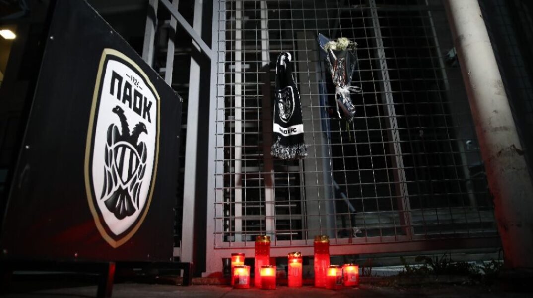 ΠΑΟΚ: Θρήνος για το δυστύχημα στη Ρουμανία - Κεράκια και κασκόλ έξω από την Τούμπα