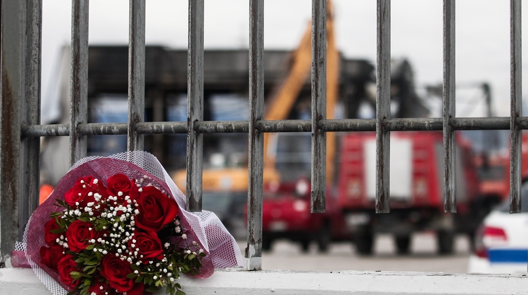 Λίγα λουλούδια για τα θύματα της τραγωδίας στη Βιολάντα