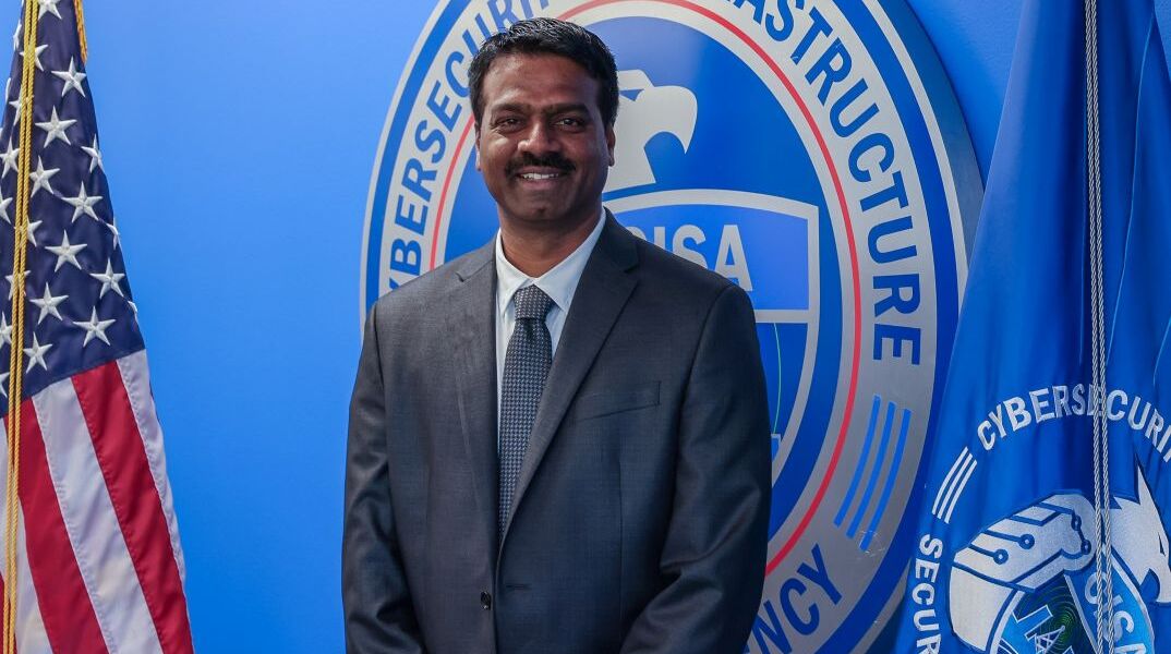 Ο προσωρινός διευθυντής της Υπηρεσίας Κυβερνοασφάλειας και Υποδομών των ΗΠΑ (CISA), Μαντού Γκοττουμουκκάλα