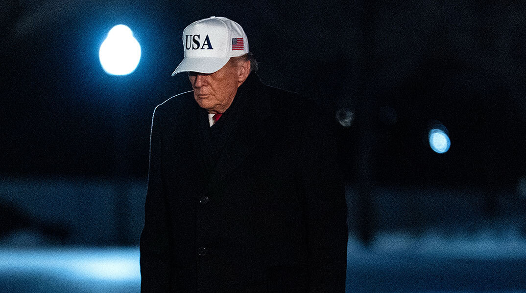 Δύο δολοφονίες, τα «τάγματα εφόδου» και η σημειολογική υποχώρηση του Τραμπ