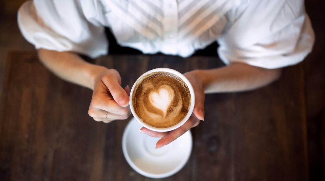Τι συμβαίνει στο σώμα μας όταν πίνουμε πολλούς καφέδες - και ποια είναι η ασφαλής ημερήσια πρόσληψη καφεΐνης