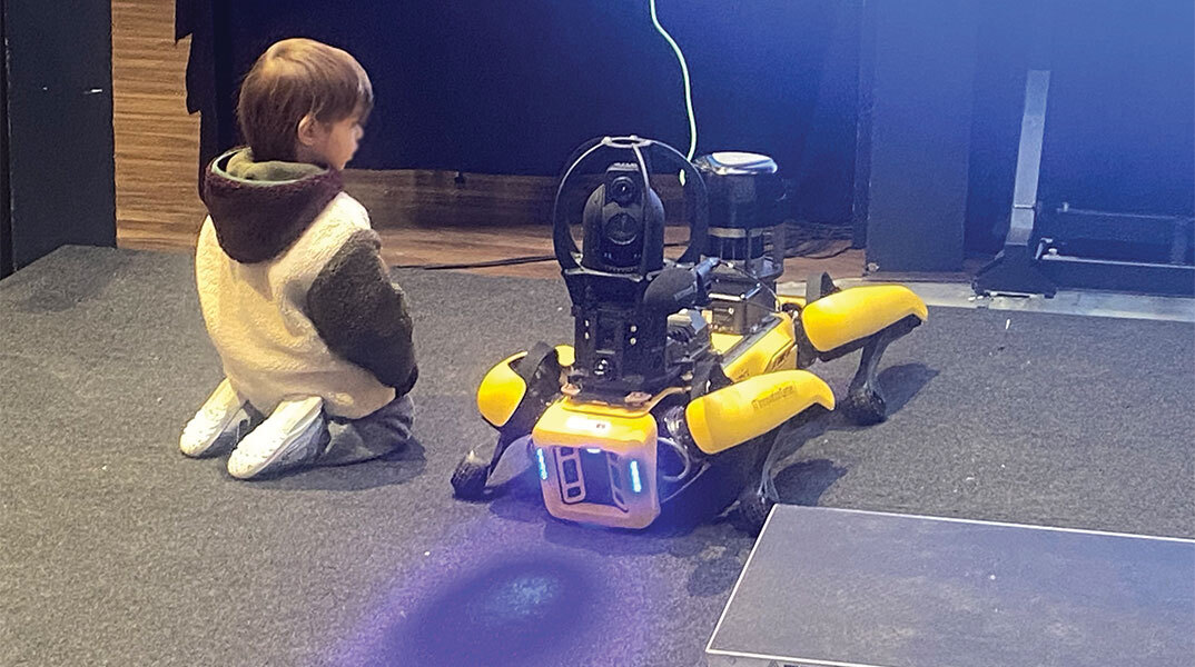 Σε βλέπω να μιλάς με το μέλλον