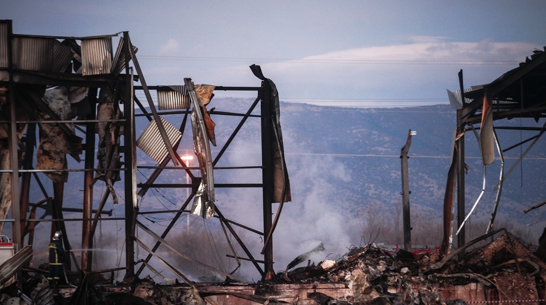 Συντρίμμια από την έκρηξη και τη φωτιά στην μπισκοτοβιομηχανία Βιολάντα
