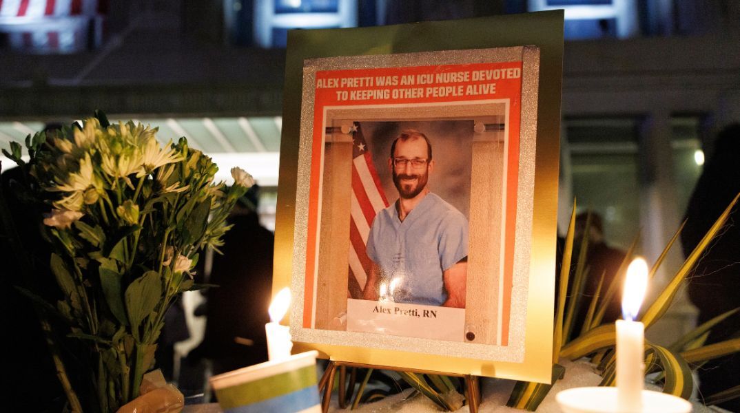 Μινεάπολη: Βίντεο δείχνουν συμπλοκή του Άλεξ Πρέτι με πράκτορες 11 μέρες πριν σκοτωθεί - Η οικογένεια καταγγέλλει αναίτια βία και ψεύδη από την κυβέρνηση Τραμπ.