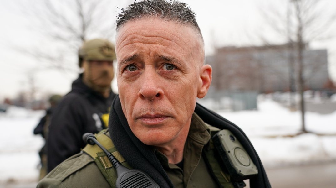 Η φίμωση του ισχυρού άντρασ του ICE, Γκρεγκ Μποβίνο 