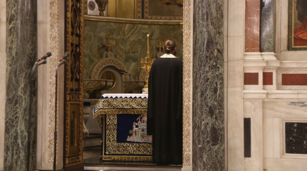 Η Παναγίτσα Πέλλας αναζητά μόνιμο ιερέα μέσω αγγελίας, προσφέροντας κατοικία, θέρμανση και στήριξη στην οικογένειά του για εγκατάσταση στο χωριό.