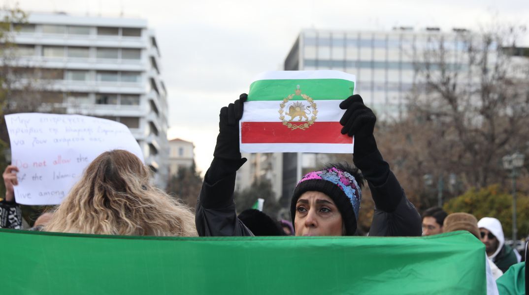 Συγκέντρωση διαμαρτυρίας κατά του ιρανικού καθεστώτος πραγματοποιήθηκε στα Προπύλαια, με μήνυμα στήριξης στον δοκιμαζόμενο λαό του Ιράν.