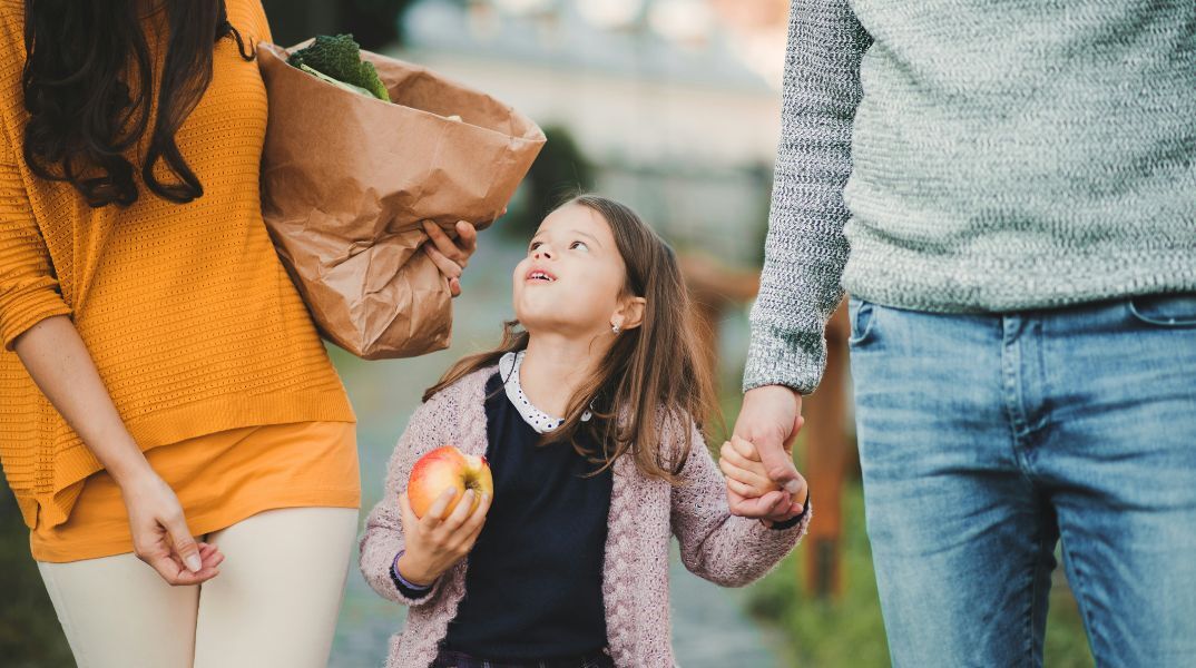 Μελέτη της Pan Europe βρίσκει πολλαπλά φυτοφάρμακα σε μήλα από 13 χώρες, προειδοποιώντας για τοξικά «κοκτέιλ» και χημικές ουσίες που δεν αποδομούνται.