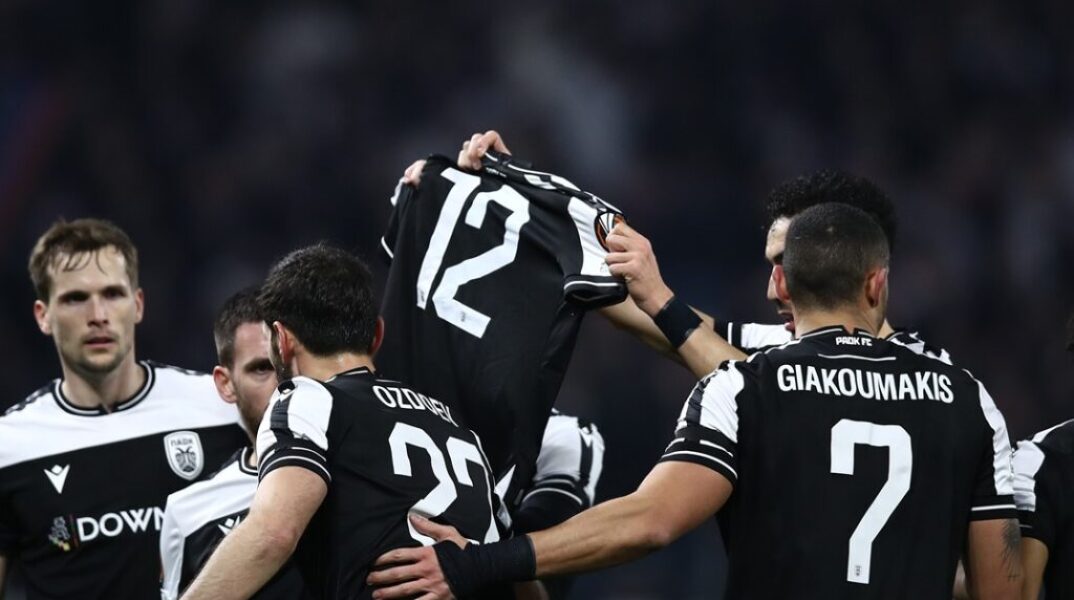 Λιόν-ΠΑΟΚ: 0-1 ο Γιακουμάκης, αλλά κανείς δεν πανηγύρισε – Ο Ζίβκοβιτς ύψωσε φανέλα στη μνήμη των επτά αδικοχαμένων φιλάθλων