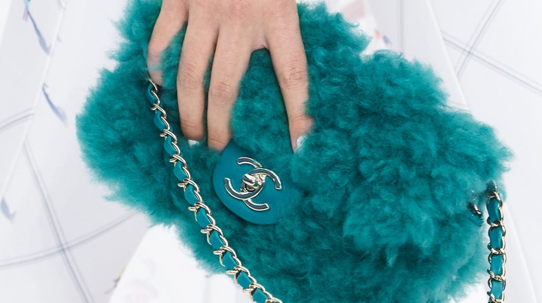 Πού θα επιδιορθώσεις την επώνυμη (και πανάκριβη) τσάντα σου αντί να την πετάξεις;