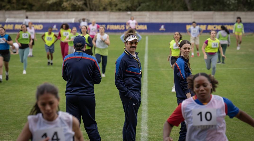 Το Ted Lasso επιστρέφει φέτος με 4η σεζόν - To Apple TV δημοσίευσε τις πρώτες εικόνες, δείχνοντας τον Τζέισον Σουντέικις να προπονεί γυναικεία ομάδα 