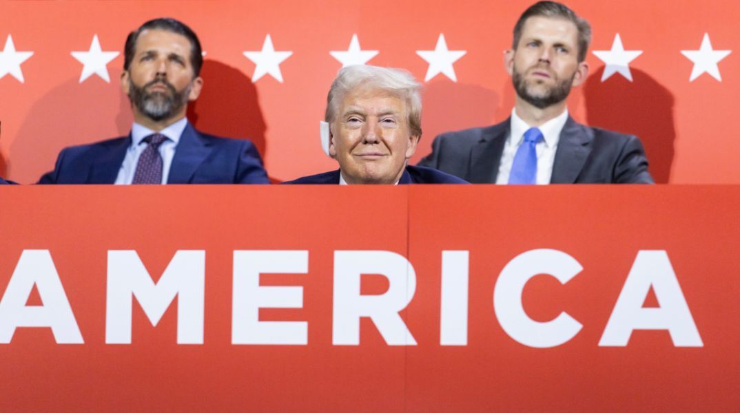 Ο Ντόναλντ Τραμπ και οι γιοι του ζητούν αποζημίωση 10 δισ. δολαρίων από το αμερικανικό κράτος, κατηγορώντας την εφορία για τη διαρροή οικονομικών δεδομένων.