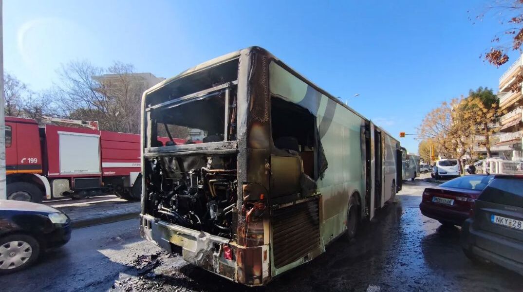 Φωτιά σε λεωφορείο του ΟΑΣΘ στη Θεσσαλονίκη