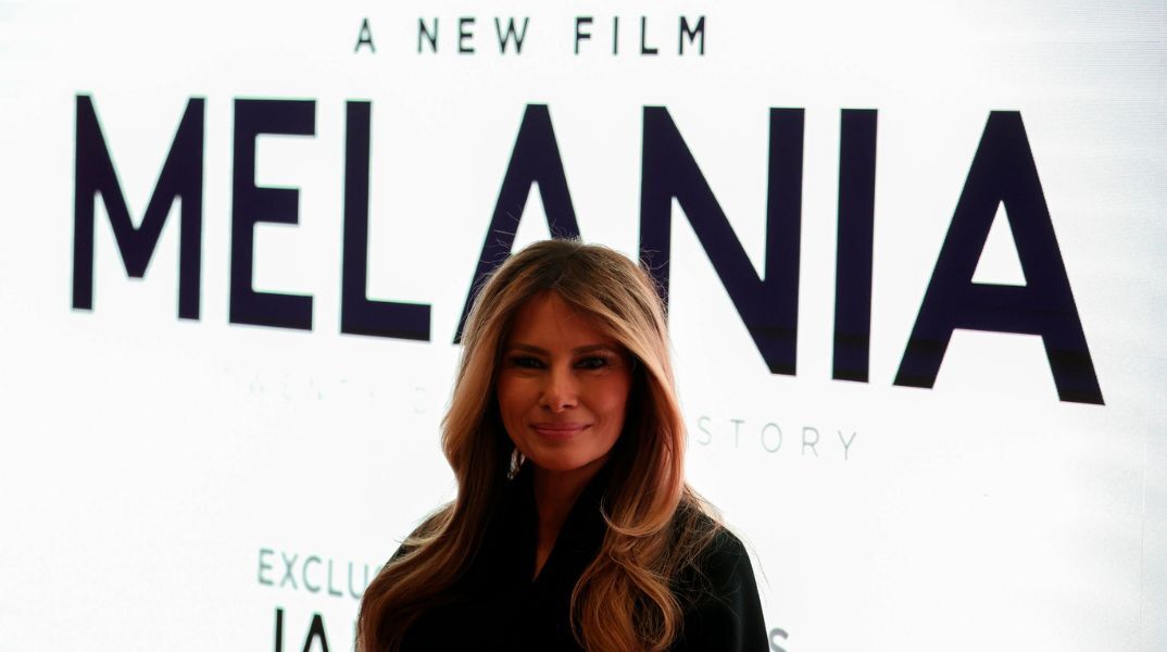 Ο Τζίμι Κίμελ αποκαλεί το ντοκιμαντέρ της Μελάνια Τραμπ «μίζα 75 εκατ. δολαρίων», ενώ οι πωλήσεις εισιτηρίων παραμένουν μηδενικές σε πολλές αίθουσες.