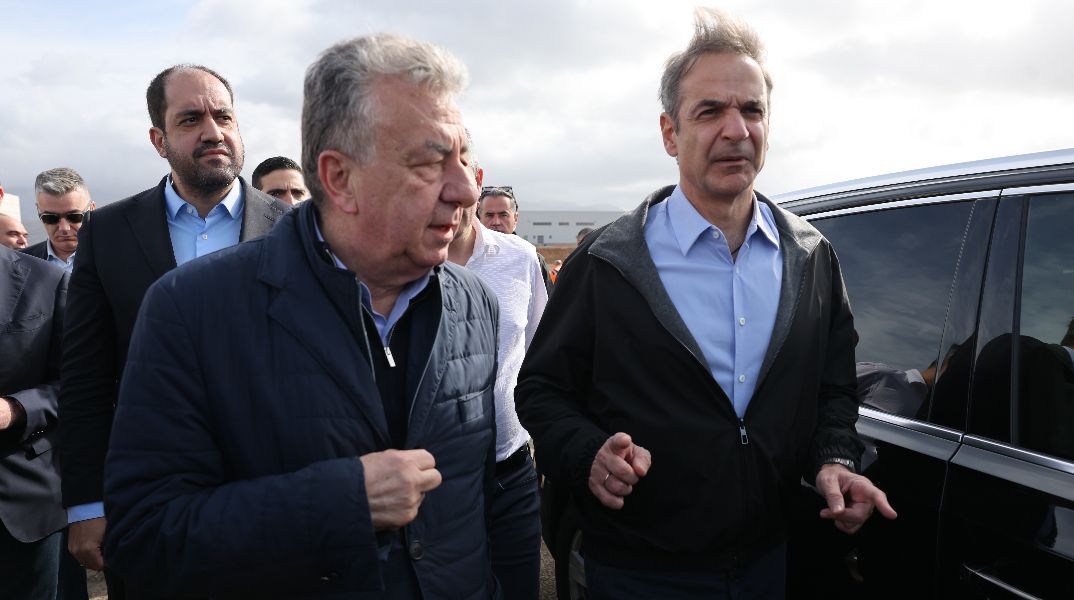 O Κυριάκος Μητσοτάκης μαζί με τον περιφερειάρχη Κρήτης Σταύρο Αρναουτάκη στο Καστέλι