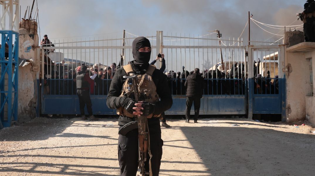 Ιστορική συμφωνία στη Συρία για μόνιμη εκεχειρία και ενσωμάτωση των κουρδικών δυνάμεων στον κρατικό στρατό, τερματίζοντας 14 χρόνια διχοτόμησης.