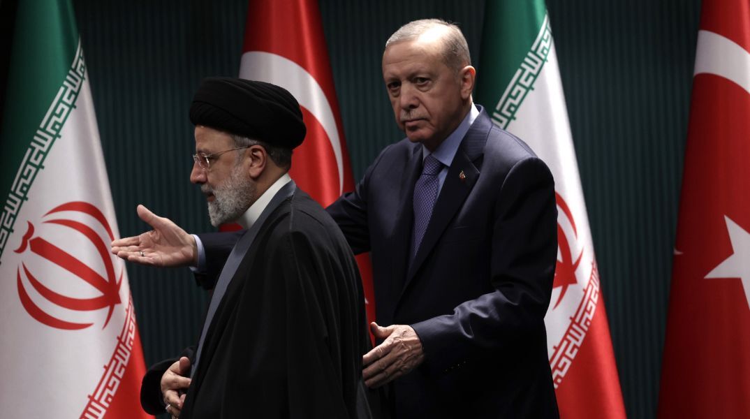 Η Τουρκία προτείνει ρόλο μεσολαβητή μεταξύ ΗΠΑ και Ιράν, επιδιώκοντας αποκλιμάκωση της έντασης και αποφυγή στρατιωτικής σύγκρουσης.