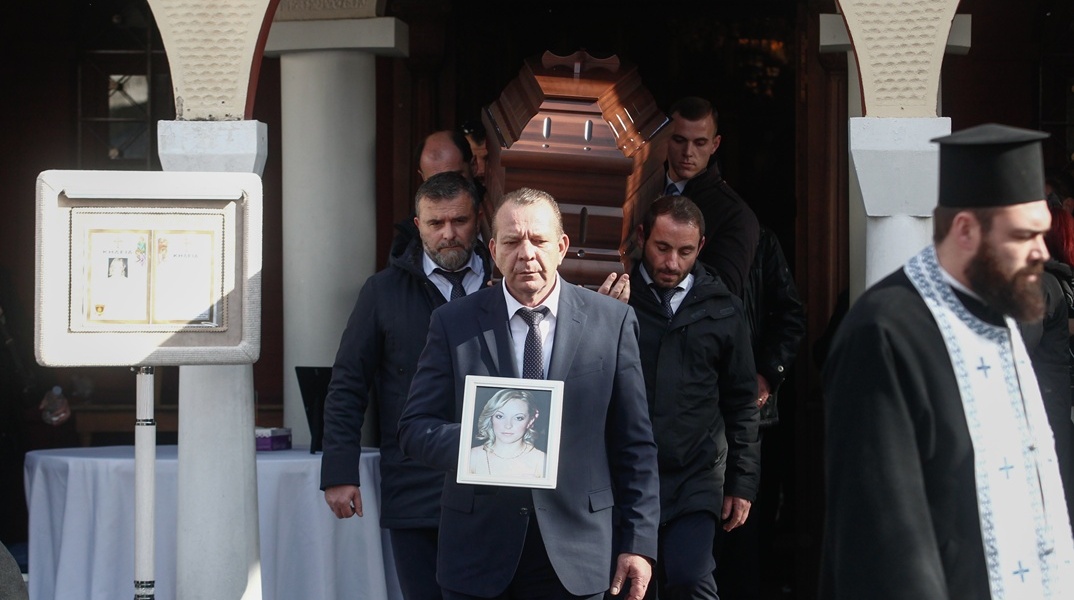 Βιολάντα: Θρήνος στην κηδεία της 44χρονης Ελένης - Συντετριμμένη η οικογένειά της