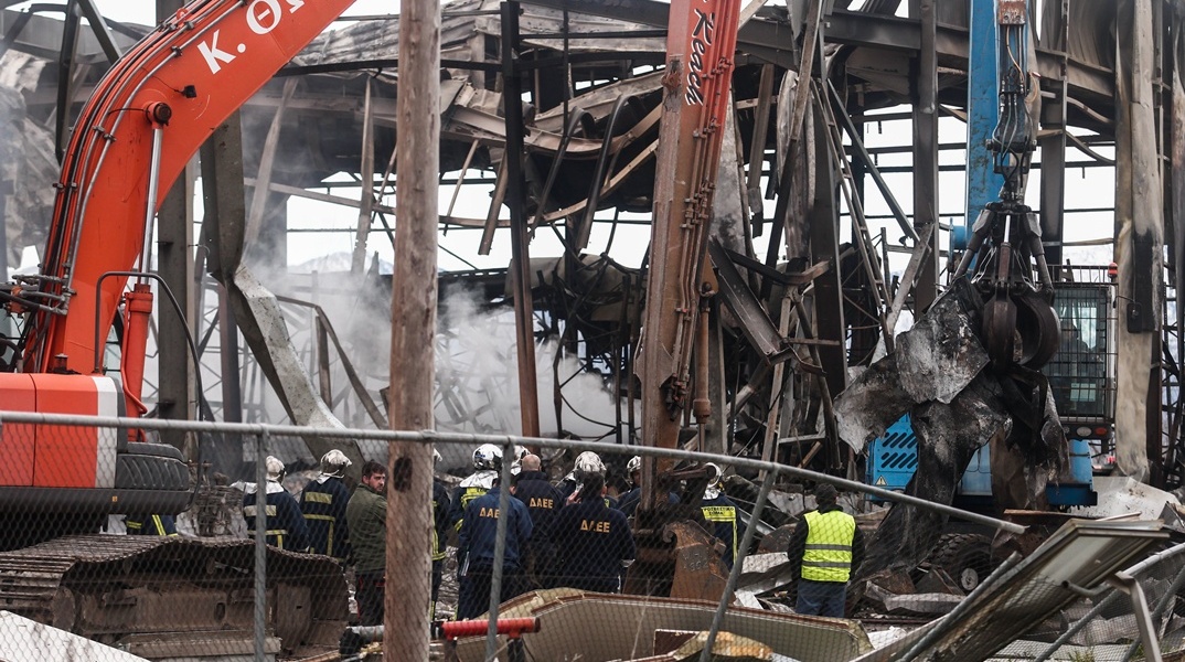 Συντρίμμια από την έκρηξη και τη φωτιά στην μπισκοτοβιομηχανία Βιολάντα