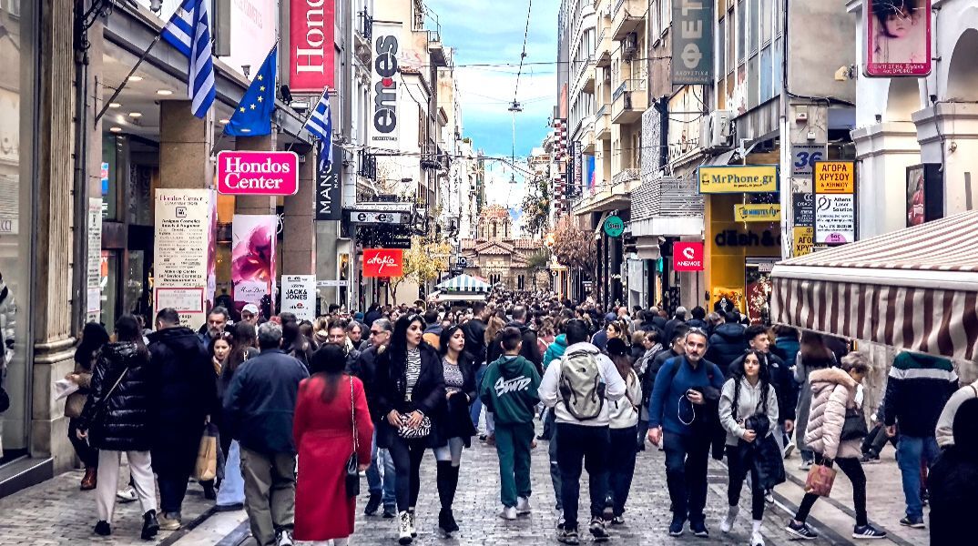 Πλήθος κόσμου στην οδό Ερμού στην Αθήνα