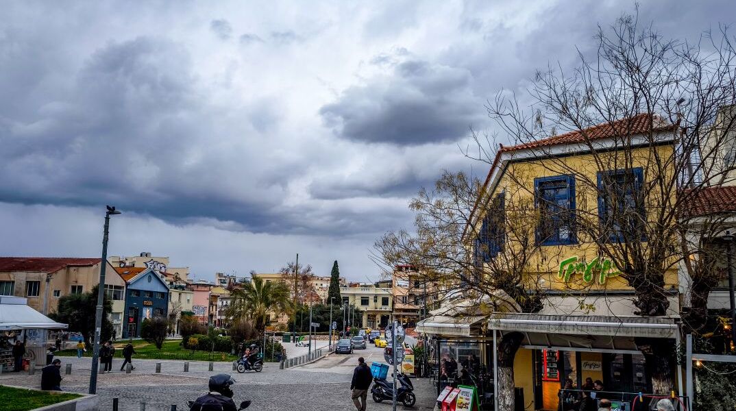 Συννεφιασμένο το Θησείο