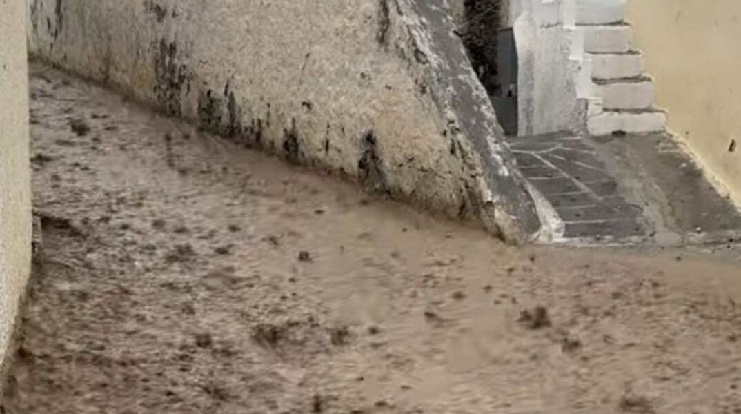 Ποτάμια οι δρόμοι της Σαντορίνης