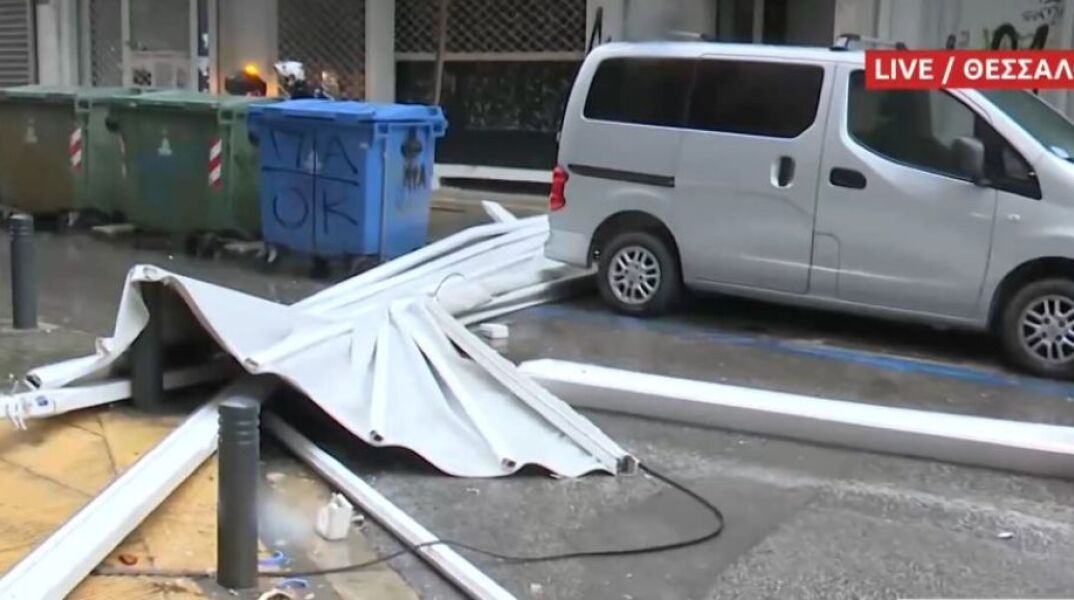 Πεσμένη τέντα από τον Βαρδάρη, στη Θεσσαλονίκη