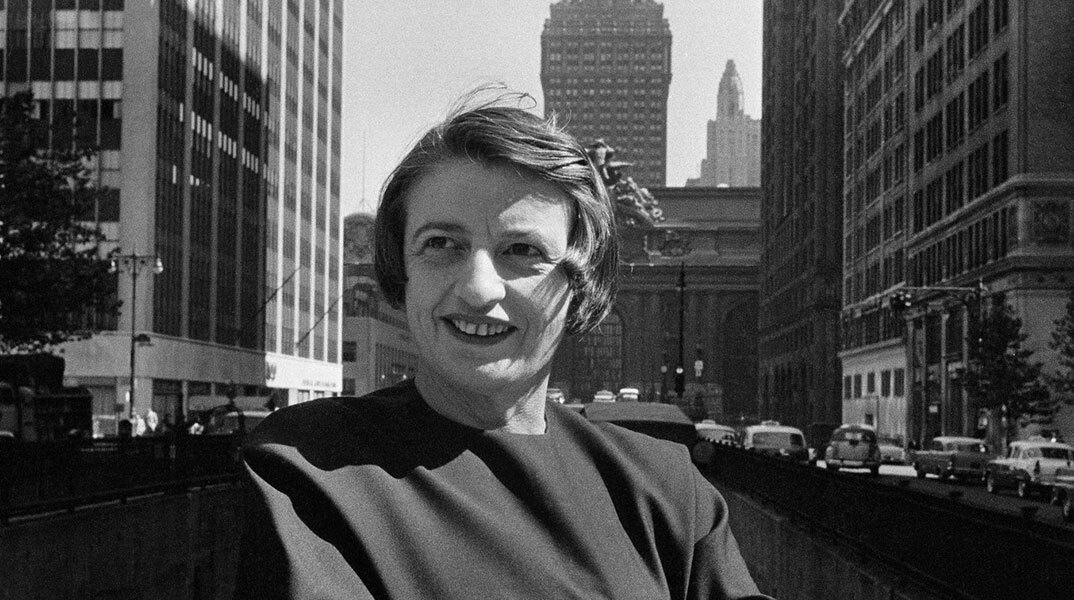 Άιν Ραντ, η φιλόσοφος του Ατομικισμού, στο Μανχάταν το 1957 © New York Times Co./Getty Images