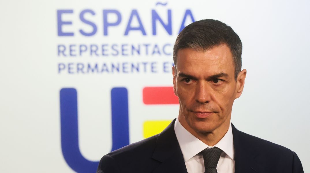 Ο Πέδρο Σάντσεθ υπερασπίζεται το σχέδιο νομιμοποίησης 500.000 μεταναστών, μιλώντας για αξιοπρέπεια και δικαιοσύνη, ενώ η πρωτοβουλία προκαλεί έντονες αντιδράσεις.