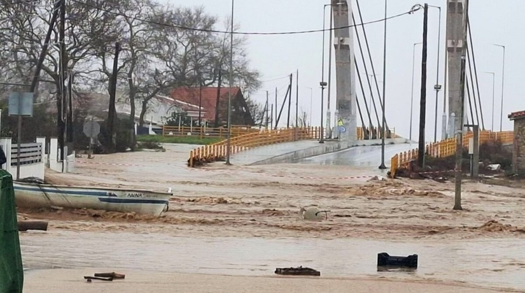 Προβλήματα από την κακοκαιρία σε Θεσσαλία, Φθιώτιδα και Χίο - Οι δρόμοι μετατράπηκαν σε ποτάμια