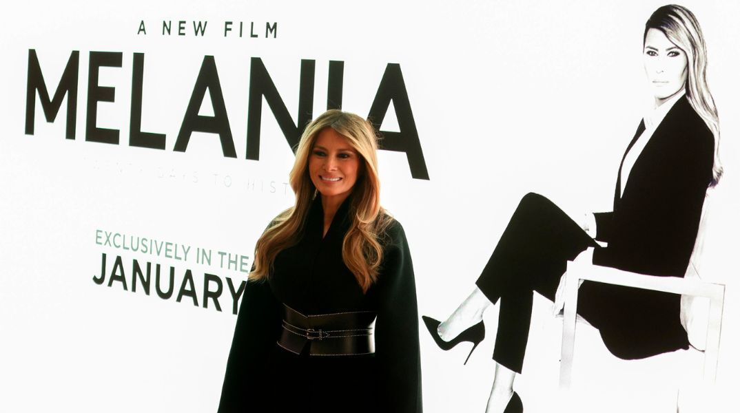 Το ντοκιμαντέρ για τη Μελάνια Τραμπ σημείωσε εντυπωσιακή πρεμιέρα στις ΗΠΑ, παρά τις σφοδρές κριτικές και τα ερωτήματα για πολιτικά κίνητρα.