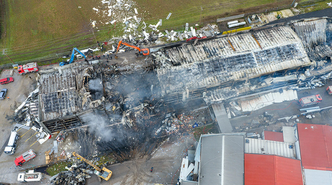 Η επόμενη ημέρα της πυρκαγιάς στη βιομηχανία μπισκότων "Βιολάντα"  © ΜΟΤΙΟΝΤΕΑΜ/ΒΑΣΙΛΗΣ ΒΕΡΒΕΡΙΔΗΣ