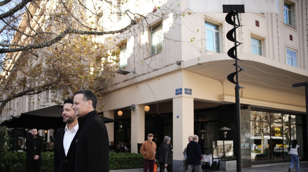 Αθήνα: Το εμβληματικό «Αιολικό» του Takis κοσμεί το κέντρο της πόλης τιμώντας τα 100 χρόνια από τη γέννησή του - H σύγχρονη κινητική τέχνη στον δημόσιο χώρο.