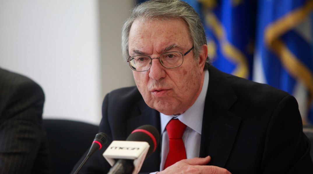 Ο Γιώργος Μπαμπινιώτης αναλύει την πορεία των όρων Έλληνας και Ρωμιός, αποσαφηνίζοντας την κοινή τους ρίζα και τη σημασία τους για τη συλλογική ταυτότητα