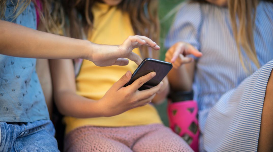 Η Ισπανία απαγορεύει τα social media σε ανηλίκους κάτω των 16 - Ο Πέδρο Σάντσεθ προανήγγειλε μέτρα προστασίας και έλεγχο περιεχομένου από τις πλατφόρμες.