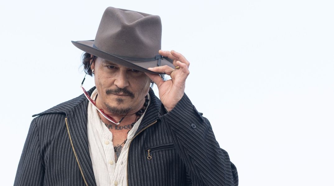 Ο Τζόνι Ντεπ μεταμορφώνεται σε Εμπενίζερ Σκρουτζ για τη νέα ταινία του Τι Γουέστ, αφήνοντας πίσω τις δικαστικές διαμάχες και στοχεύοντας στα Όσκαρ του 2026.