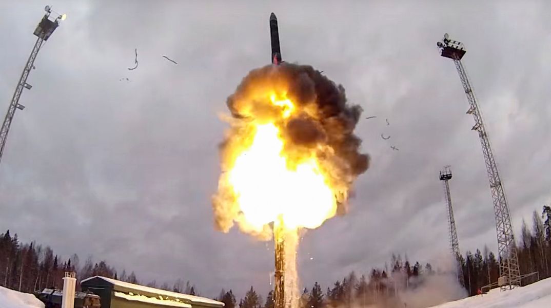 Η λήξη της συνθήκης New START καταργεί τα όρια στα πυρηνικά ΗΠΑ και Ρωσίας, ενισχύοντας τους φόβους για νέα κούρσα εξοπλισμών.