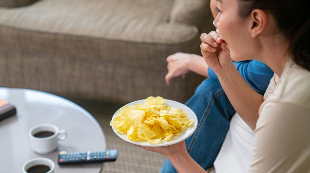 Μελέτη προειδοποιεί ότι τα υπερεπεξεργασμένα τρόφιμα προκαλούν εθισμό όπως τα τσιγάρα και απαιτούν αυστηρή κρατική ρύθμιση.