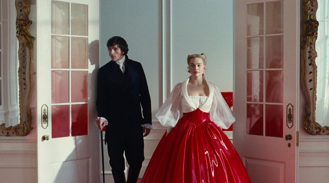 Πρώτες κριτικές για την ταινία «Ανεμοδαρμένα Ύψη»: Εντυπωσιακές ερμηνείες Μάργκοτ Ρόμπι - Τζέικομπ Ελόρντι και εξαιρετική μουσική από την Charli XCX.