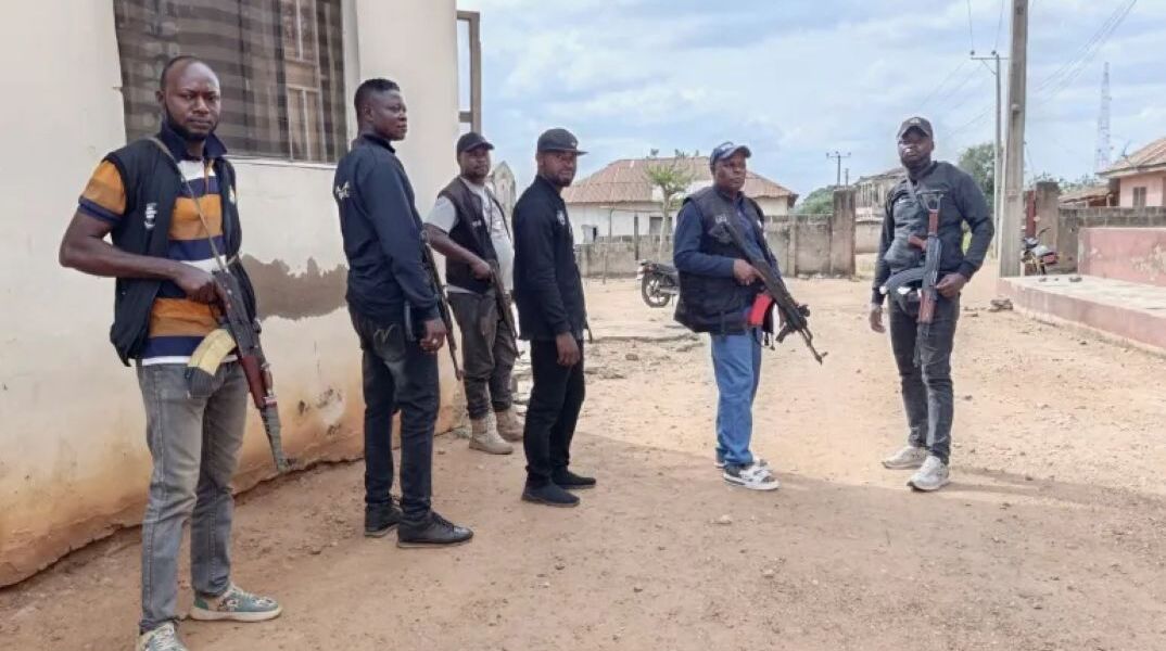 Ένοπλοι Νιγηριανοί αστυνομικοί μετά την επίθεση