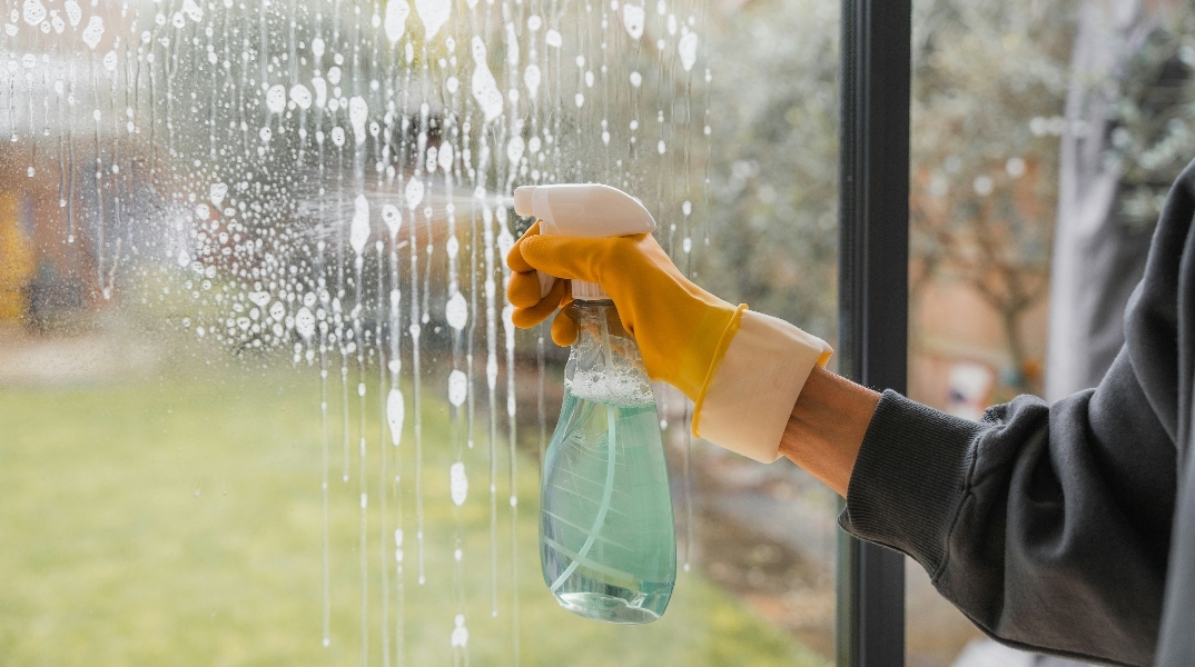 Το φθηνό υλικό που όλοι έχουμε στο σπίτι και βοηθά αποτελεσματικά στο καθάρισμα 