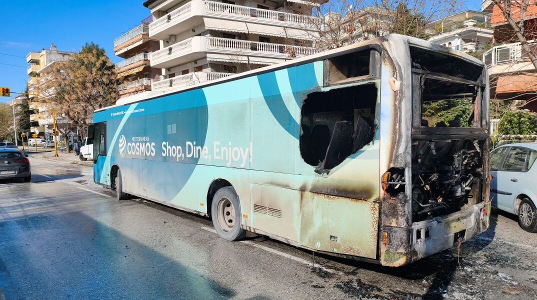 Το καμένο λεωφορείο του ΟΑΣΘ