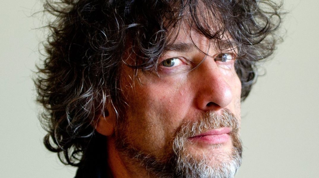 Ο συγγραφέας Νιλ Γκέιμαν αρνείται τις κατηγορίες σεξουαλικής κακοποίησης, μιλώντας για «συκοφαντική εκστρατεία» και δηλώνοντας ότι διαθέτει στοιχεία που τις αντικρούουν.