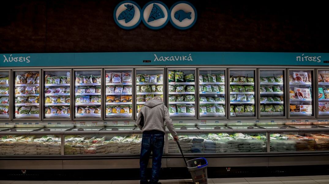 Καταναλωτής σε σούπερ μάρκετ